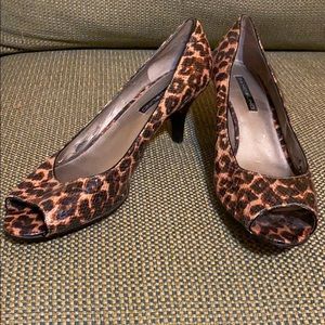 Bandolino leopard “Shelley” open toe pump EUC 10M